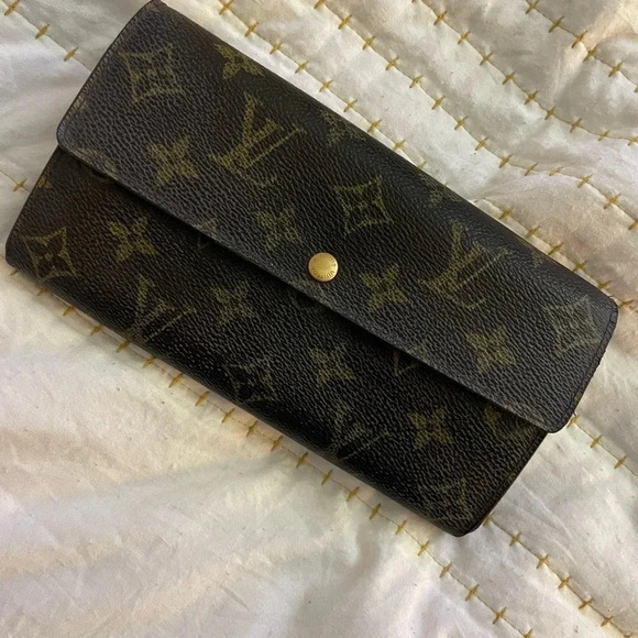 Louis Vuitton Accessories - ** LOUIS VUITTON ** authentic vintage Sarah Brown Monogram Wallet
